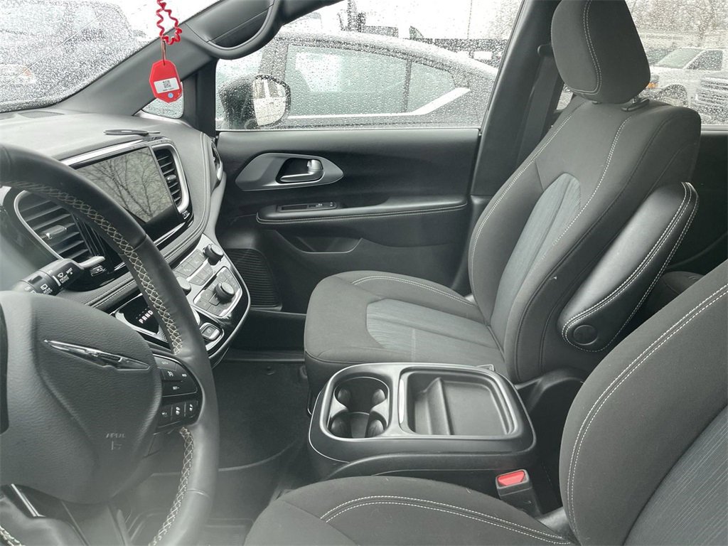 Used 2022 Chrysler Pacifica Touring image 3