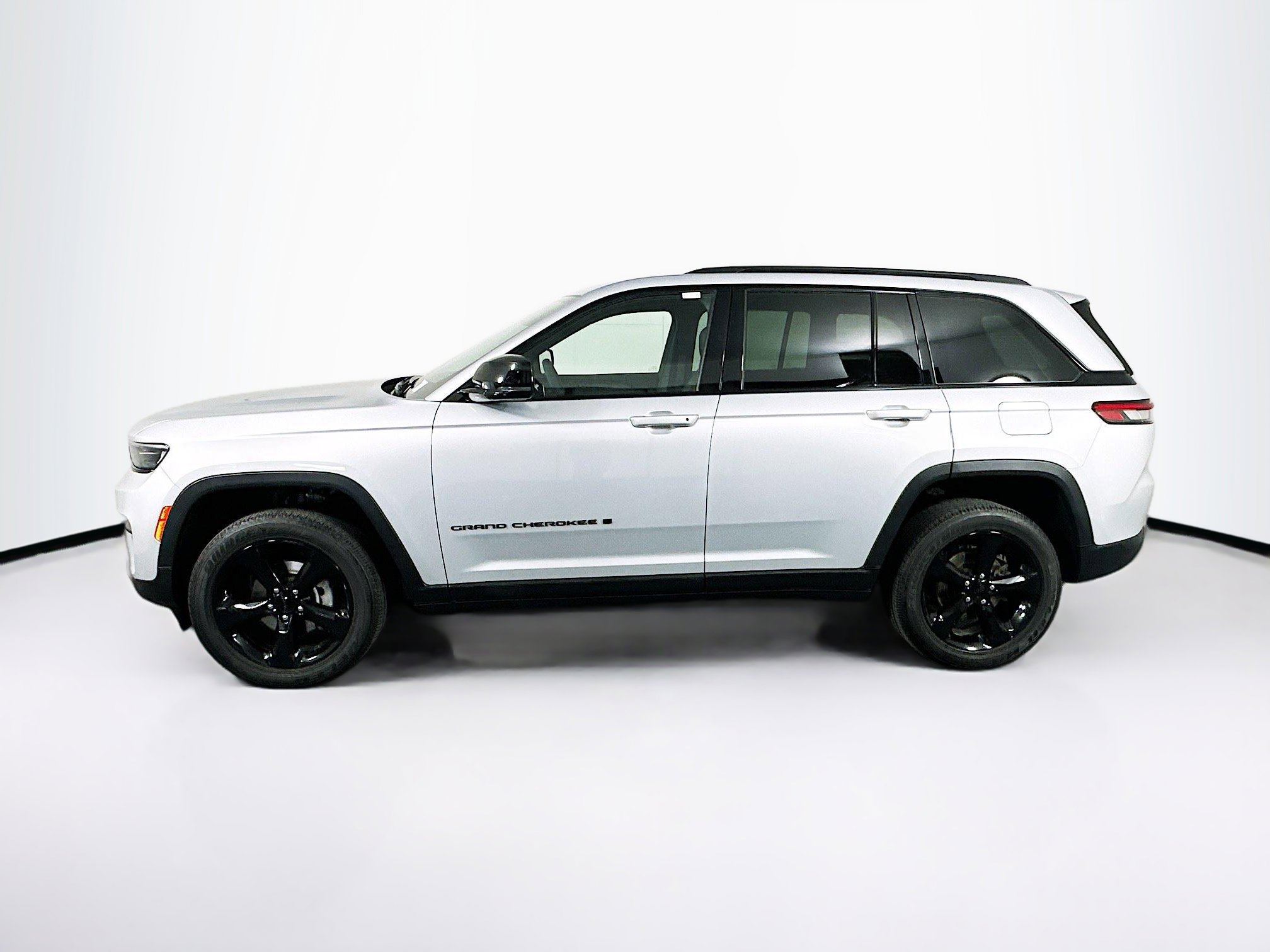 Used 2023 Jeep Grand Cherokee Altitude image 4