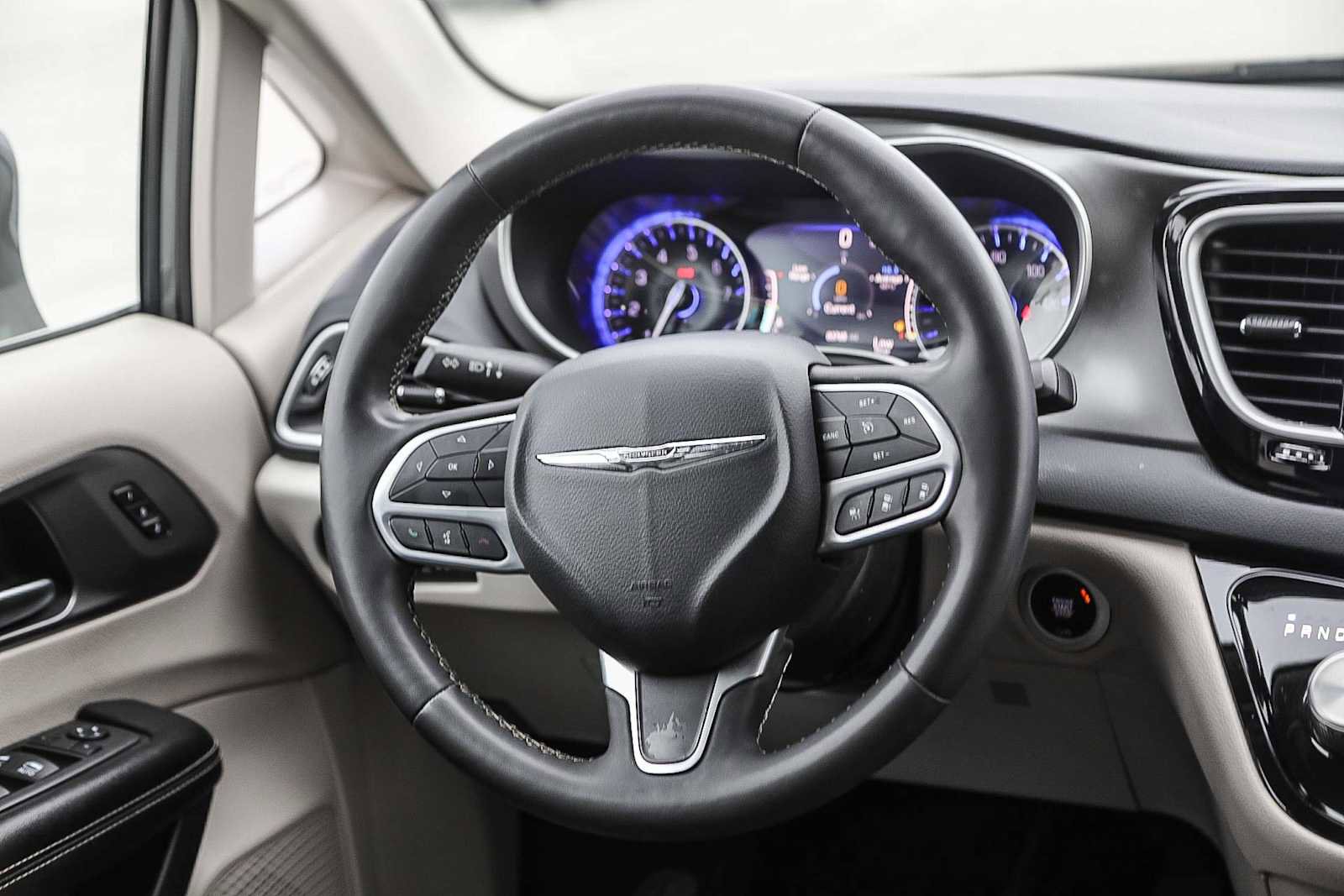 Used 2022 Chrysler Pacifica Touring-L image 15