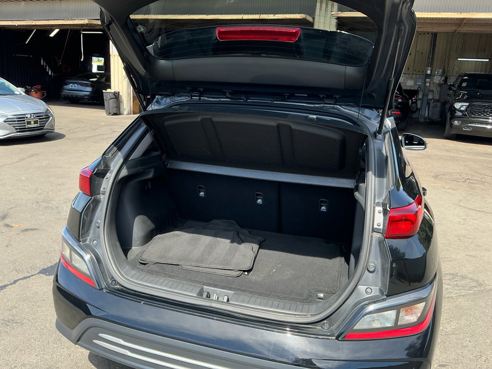 Used 2023 Hyundai Kona SE w/ Cargo Package FWD image 26