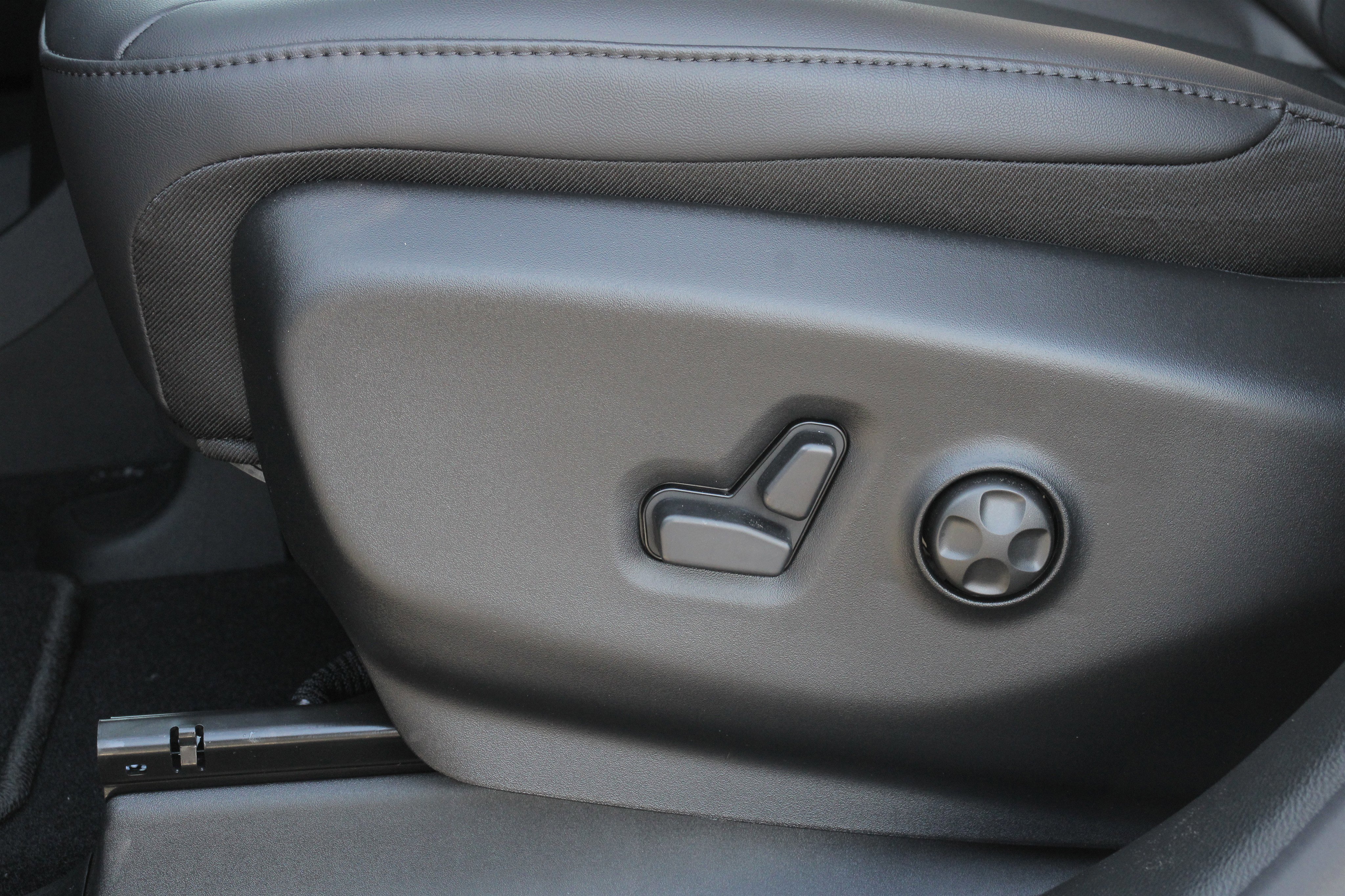 New 2026 Chrysler Pacifica Select image 4