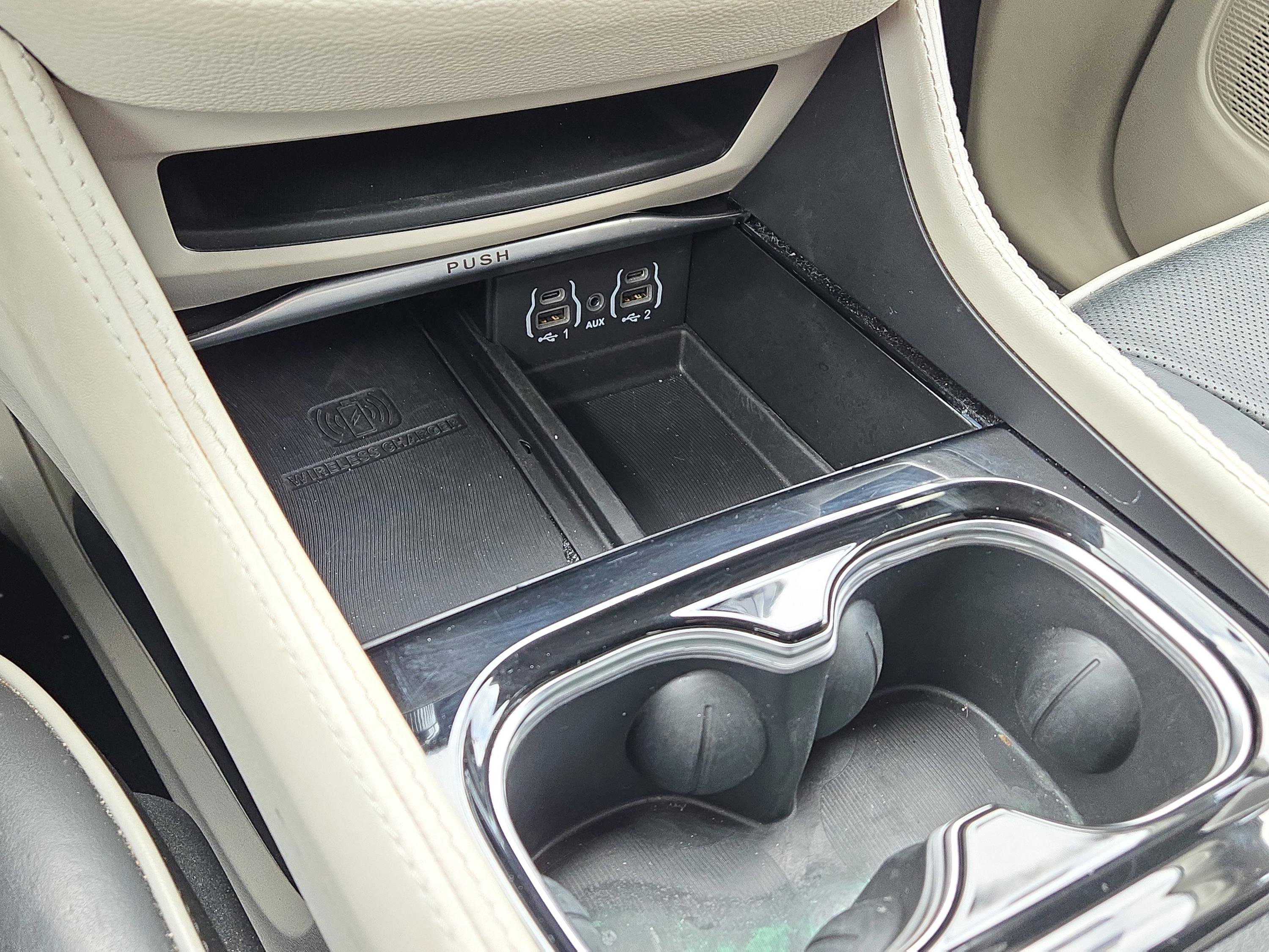 Used 2024 Chrysler Pacifica Limited image 31