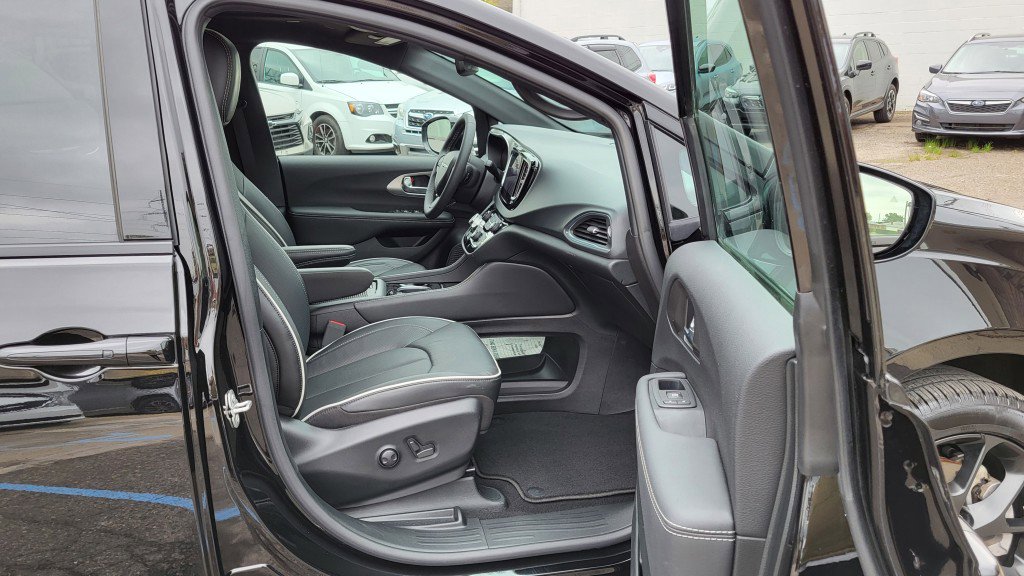 Used 2024 Chrysler Pacifica Limited w/ Uconnect Theater Family Group image 21