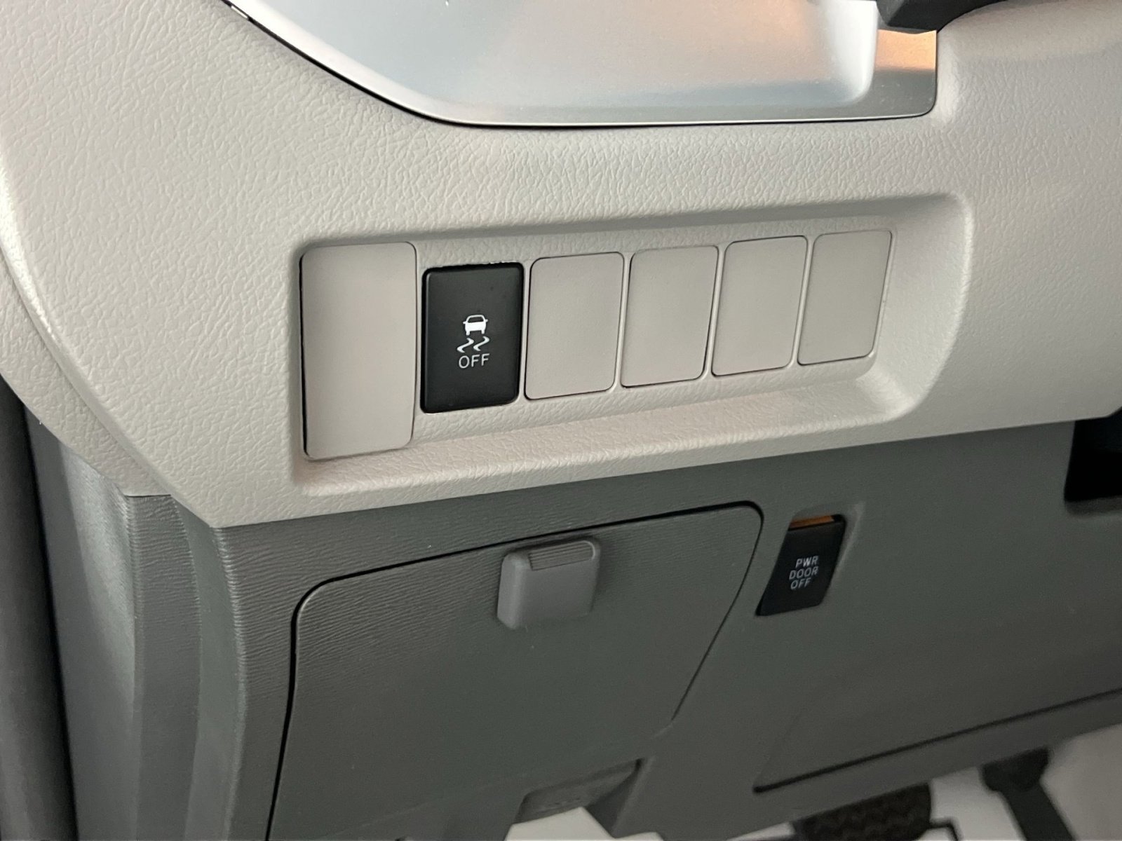 Used 2017 Toyota Sienna LE image 32