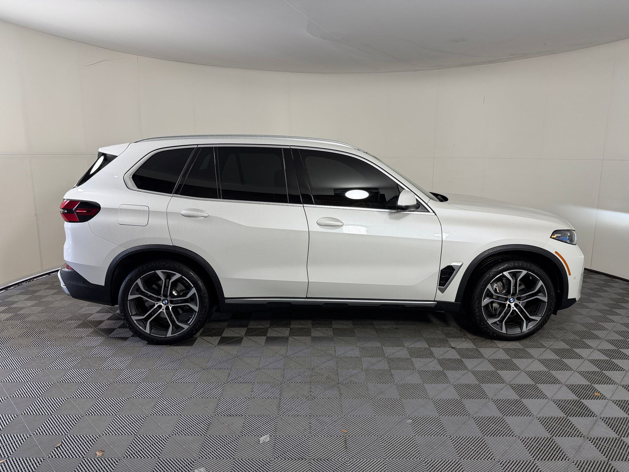 Certified 2026 BMW X5 sDrive40i w/ Climate Comfort Package RWD image 8