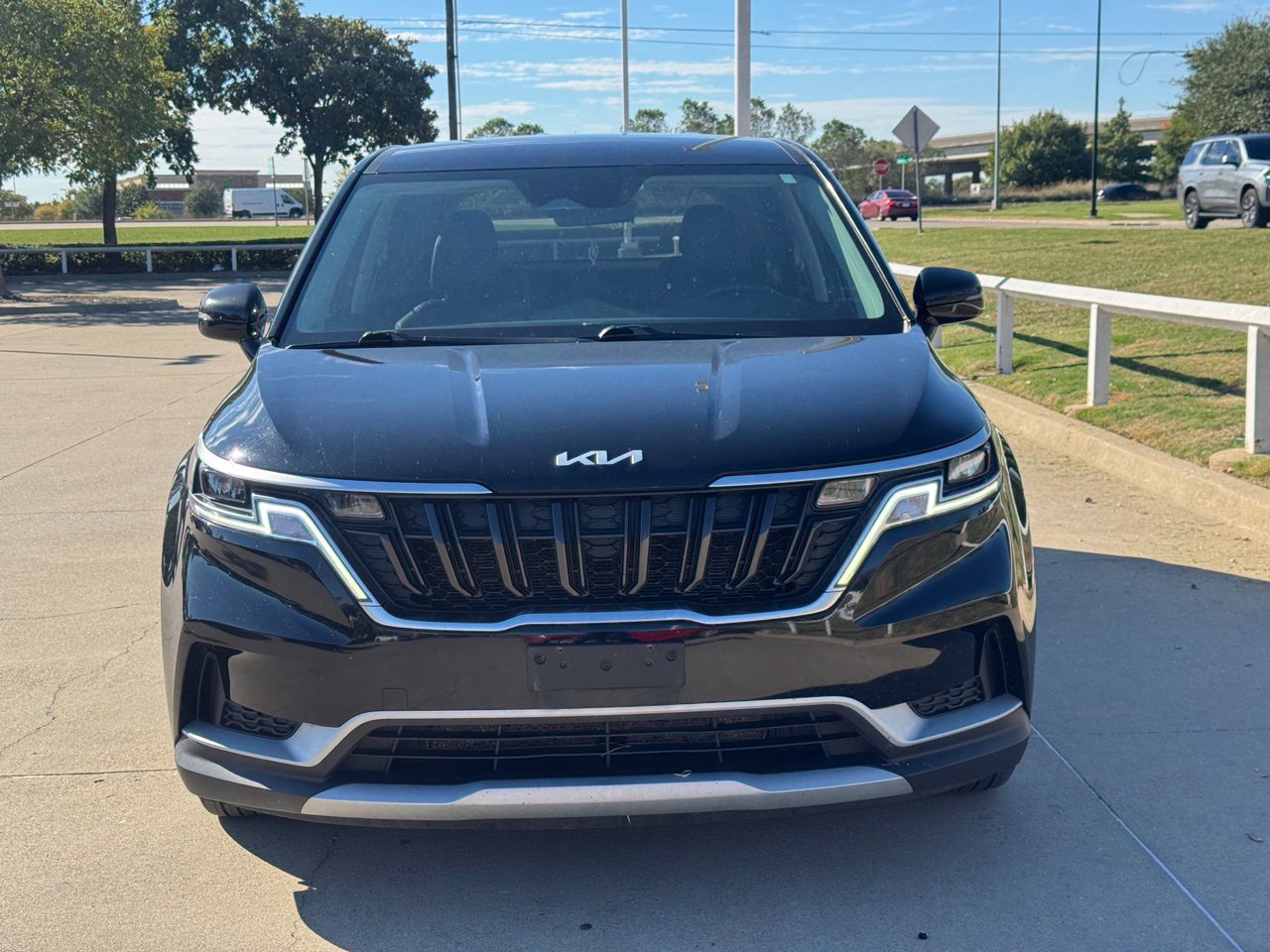 Used 2024 Kia Carnival LX FWD image 2