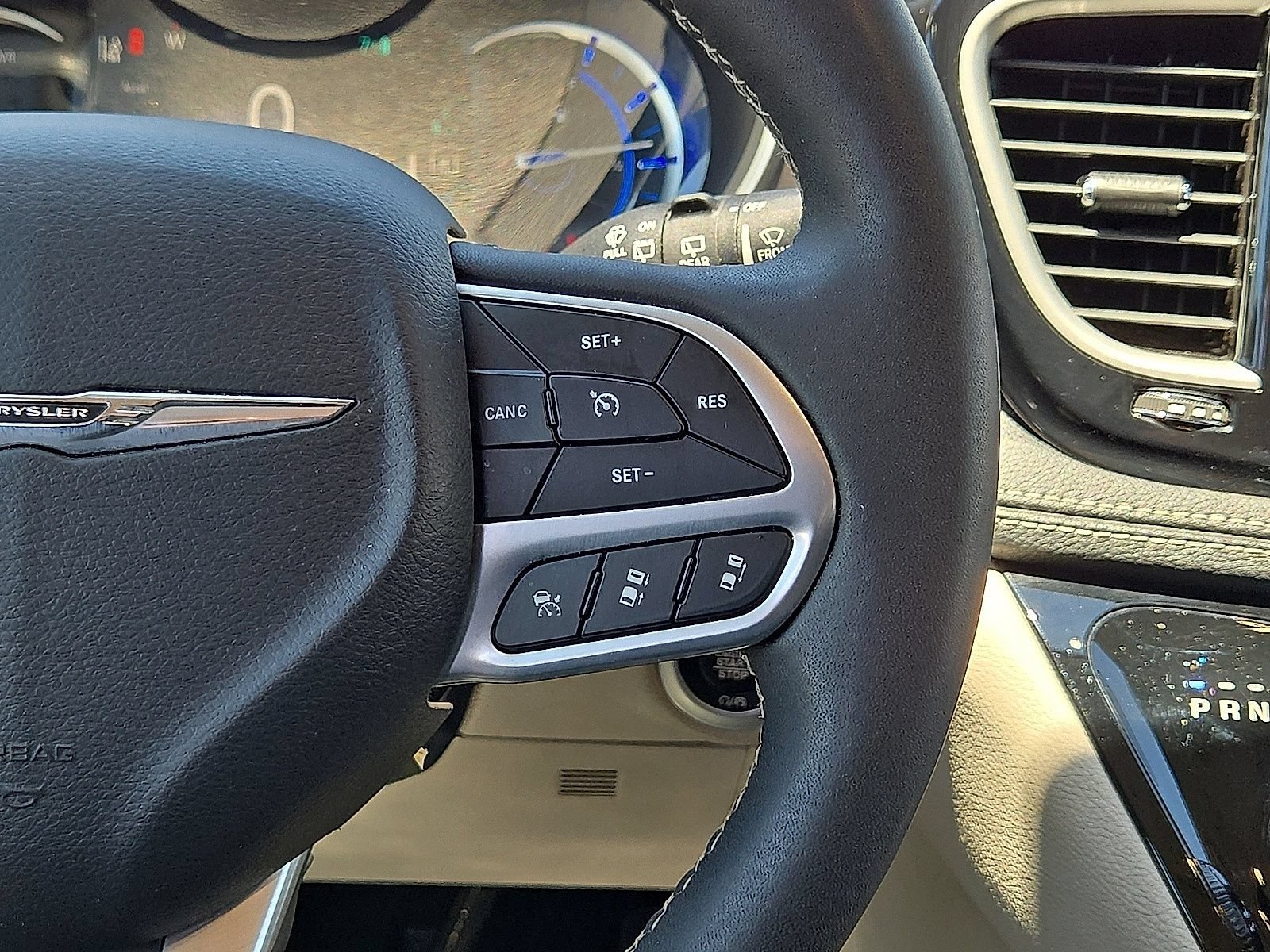 Used 2024 Chrysler Pacifica Limited FWD image 21