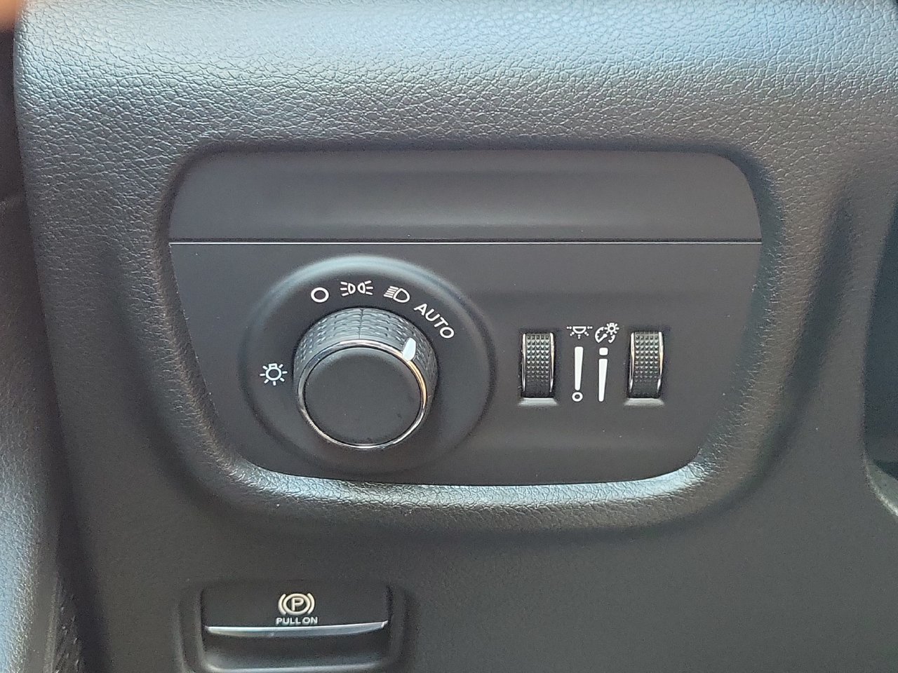 Used 2023 Jeep Grand Cherokee Altitude AWD/4WD image 32
