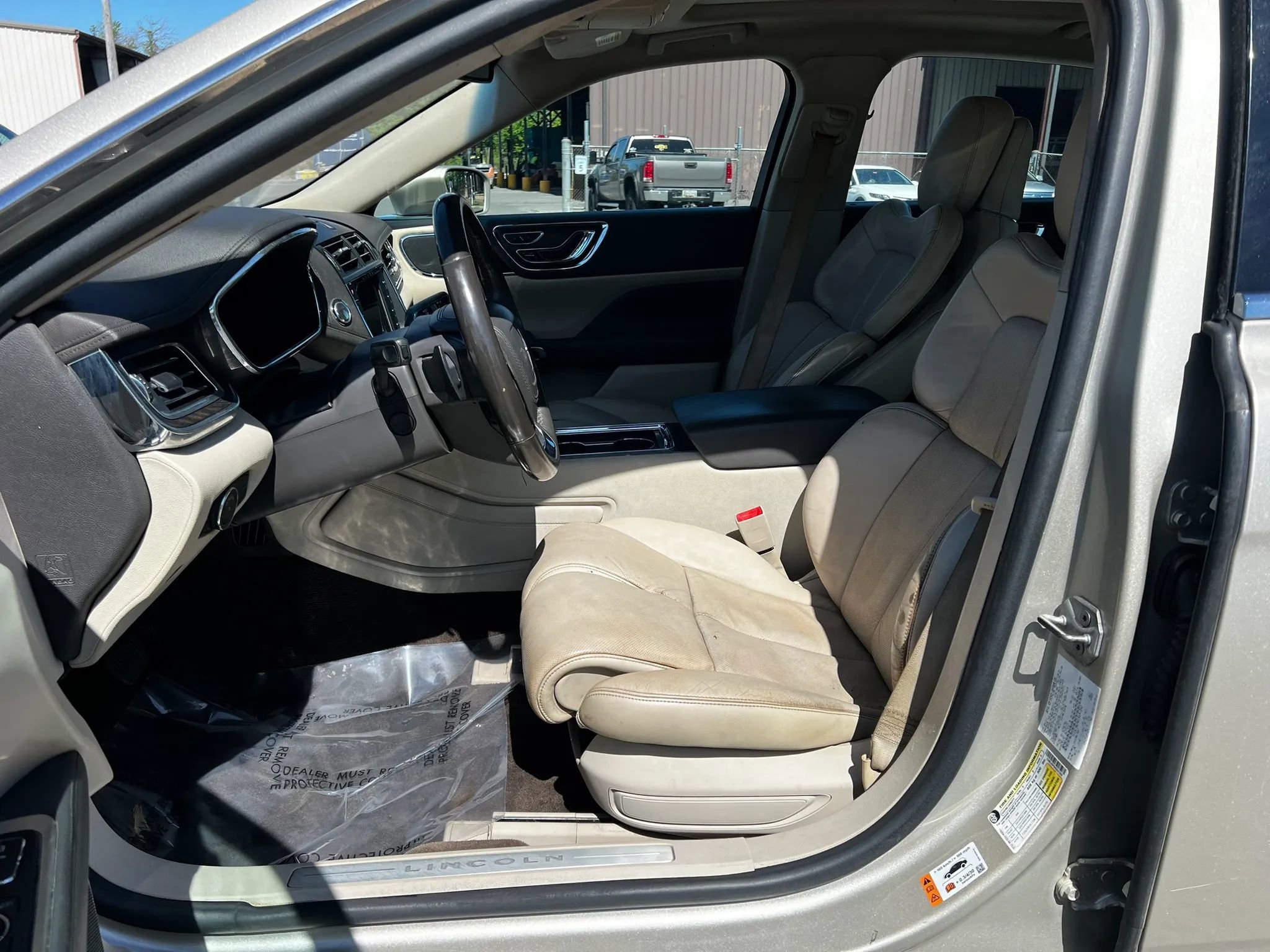 Used 2017 Lincoln Continental Reserve w/ Technology Package FWD image 10