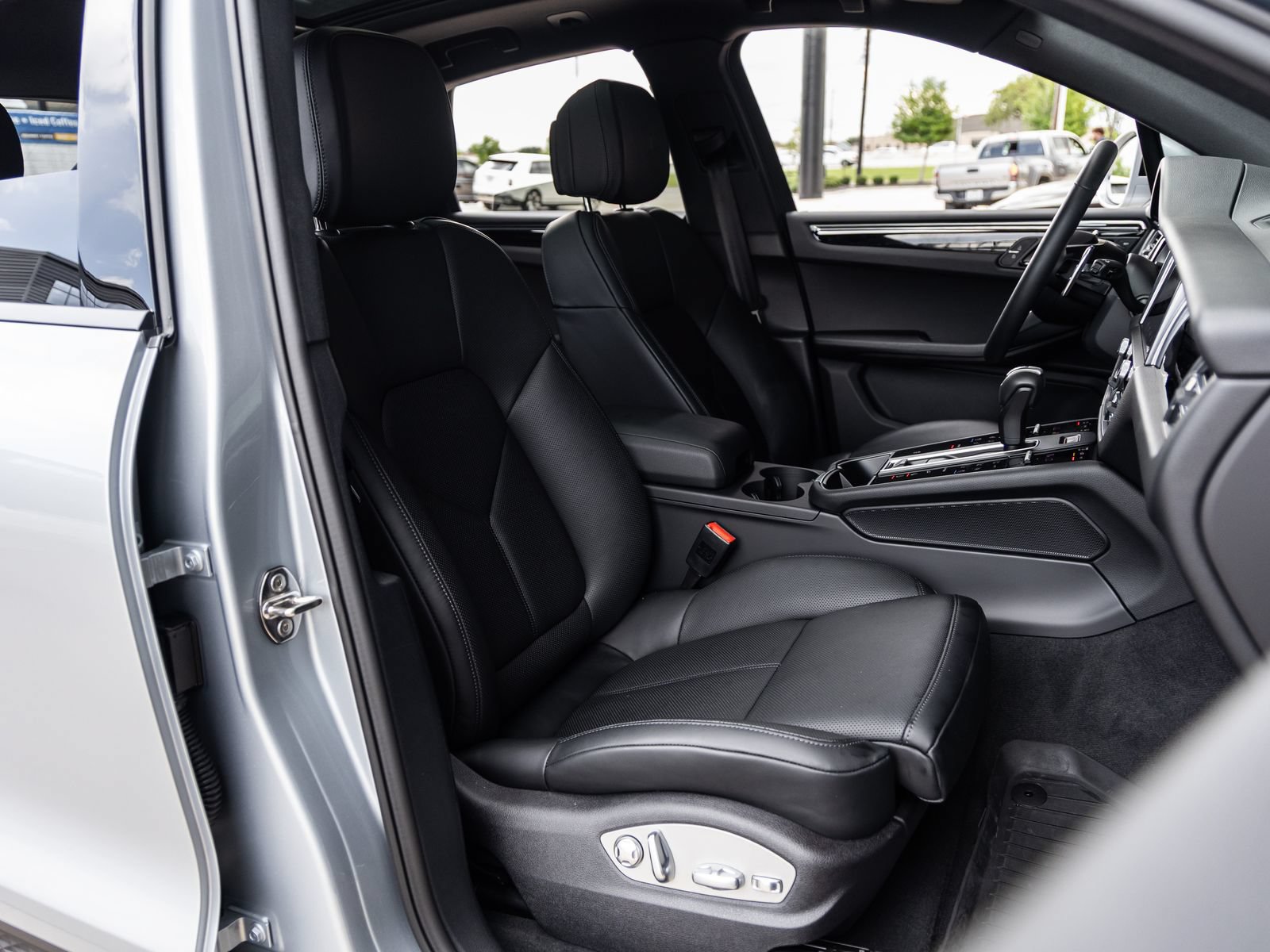 Certified 2026 Porsche Macan AWD/4WD image 45