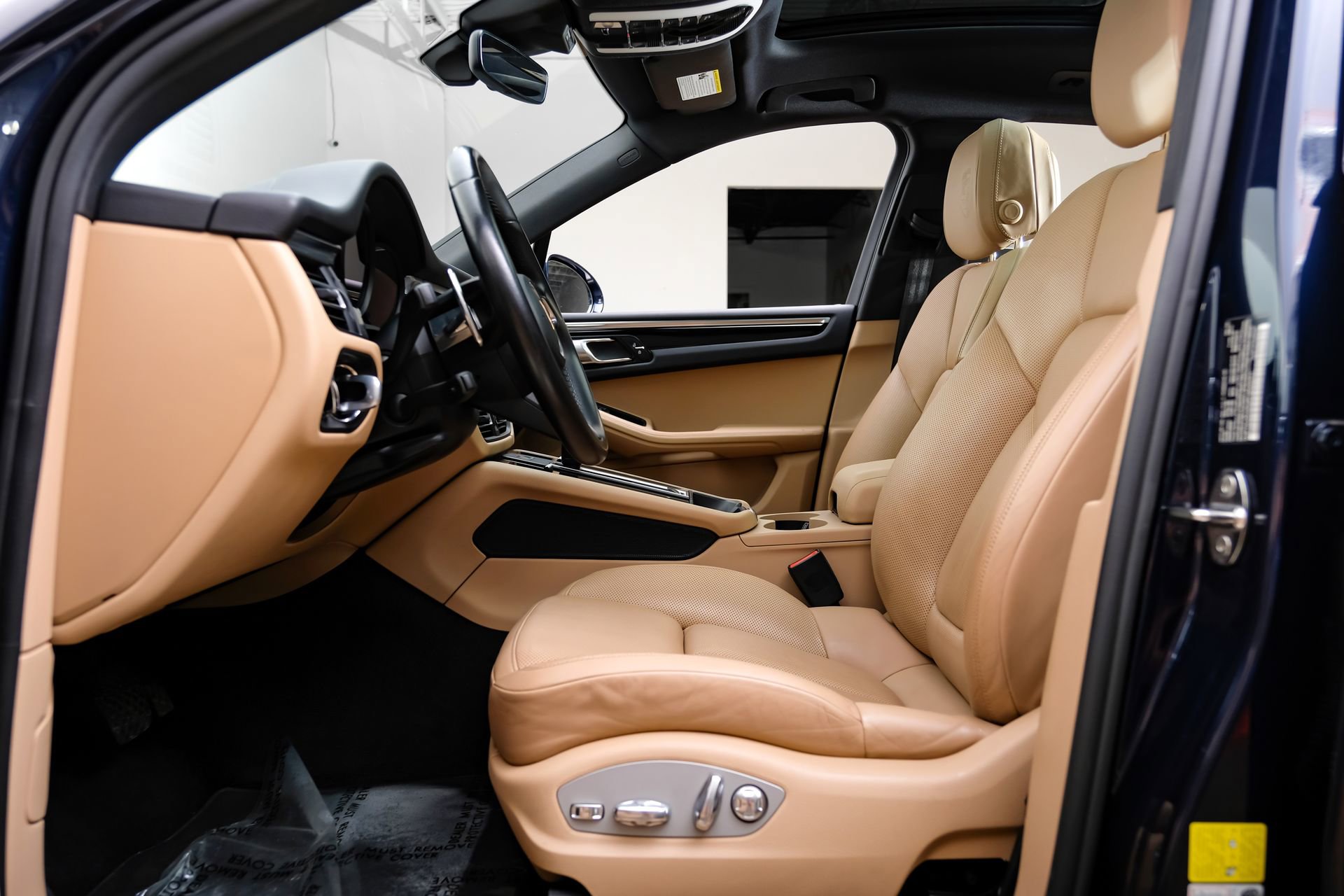 Used 2023 Porsche Macan AWD/4WD image 4