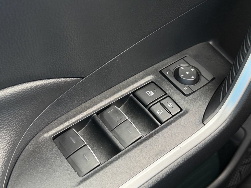 Used 2025 Toyota RAV4 XLE AWD/4WD image 19
