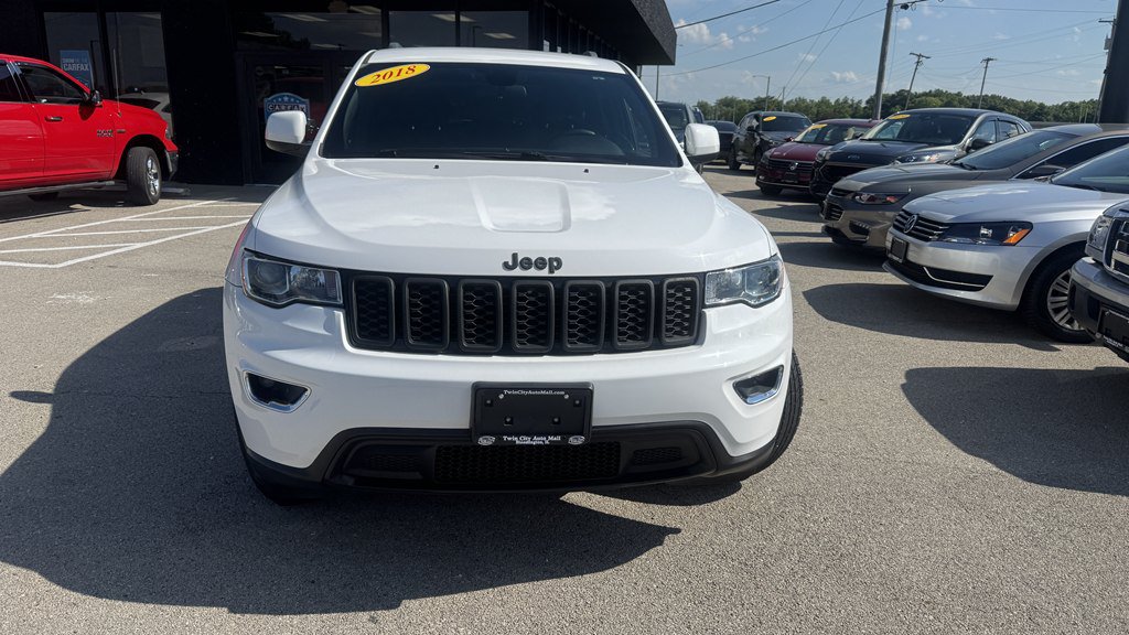 Used 2018 Jeep Grand Cherokee Laredo AWD/4WD image 3