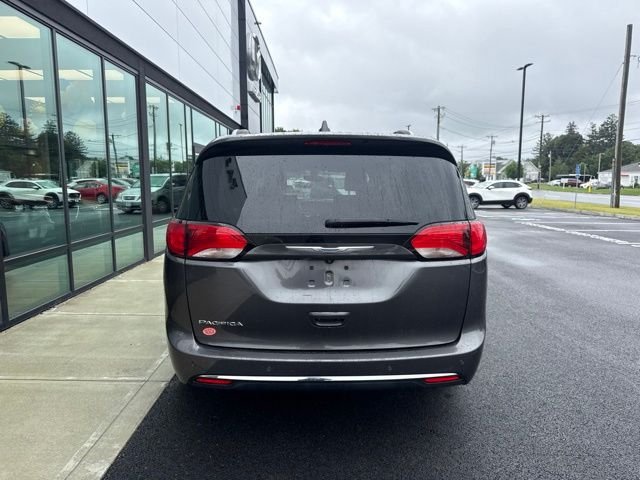 Used 2019 Chrysler Pacifica Touring-L FWD image 4