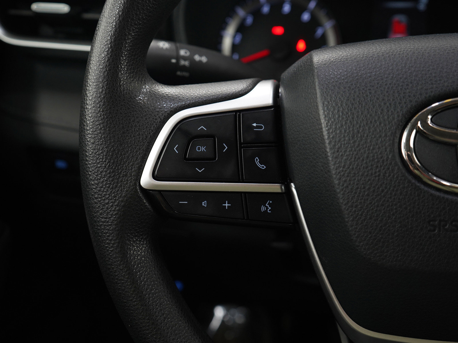 Used 2022 Toyota Highlander LE image 24