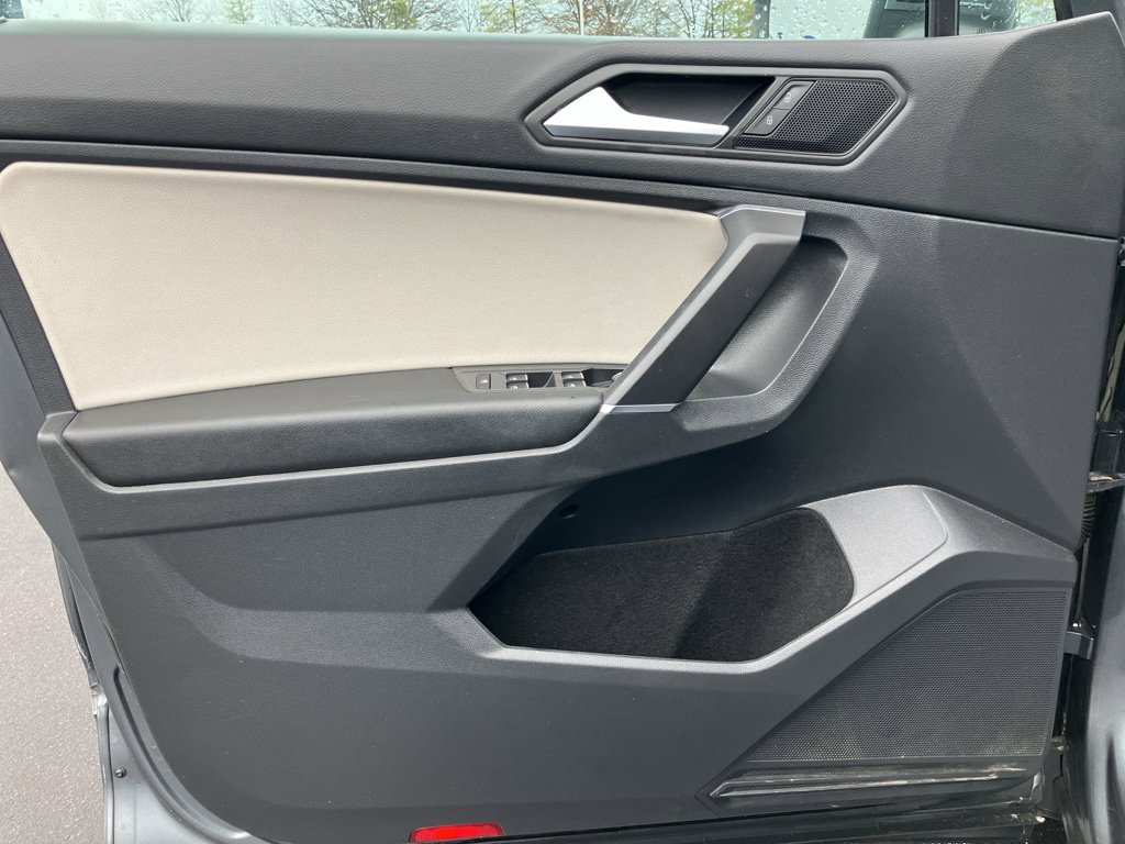 Used 2020 Volkswagen Tiguan SE w/ Panoramic Sunroof Package image 16