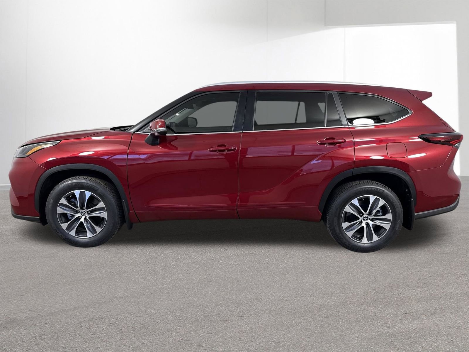 Used 2024 Toyota Highlander XLE AWD/4WD image 31