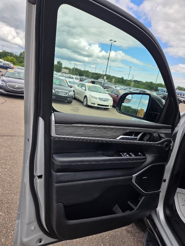 Used 2024 Jeep Wagoneer Series II w/ Flexible Seating Group image 10