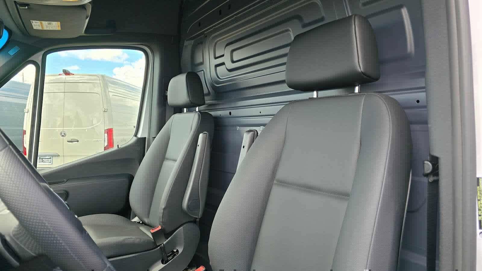 Used 2025 Mercedes-Benz Sprinter 2500 image 24