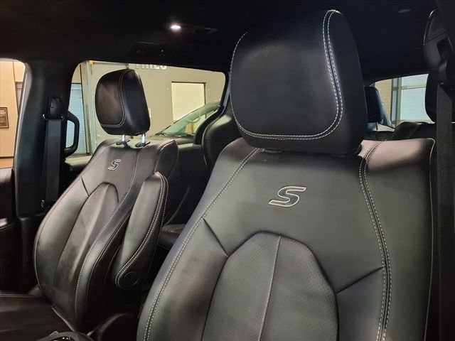 Used 2024 Chrysler Pacifica Select image 16