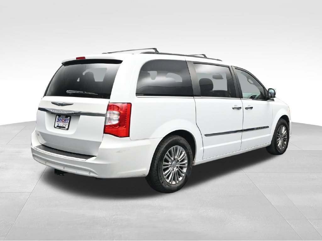 Used 2016 Chrysler Town & Country Touring-L FWD image 5