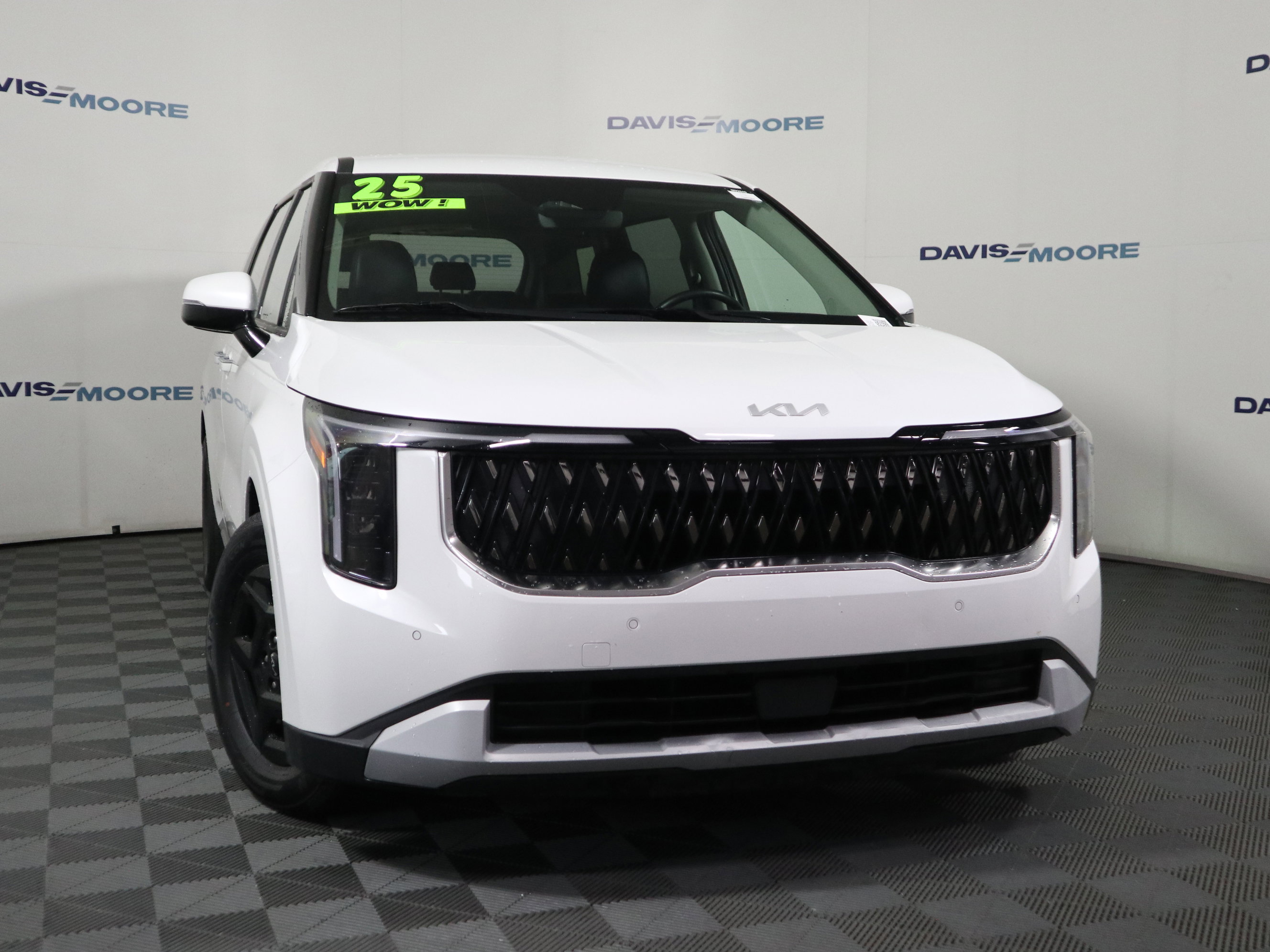 Used 2025 Kia Carnival image 2