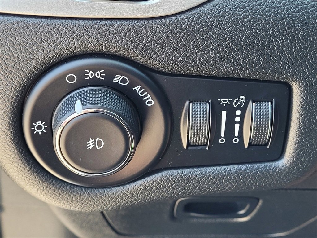 Used 2018 Jeep Cherokee Latitude Plus w/ Cold Weather Group image 21