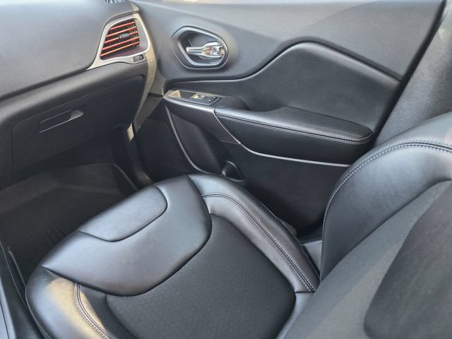 Used 2019 Jeep Cherokee Latitude Plus w/ Comfort/Convenience Group FWD image 19
