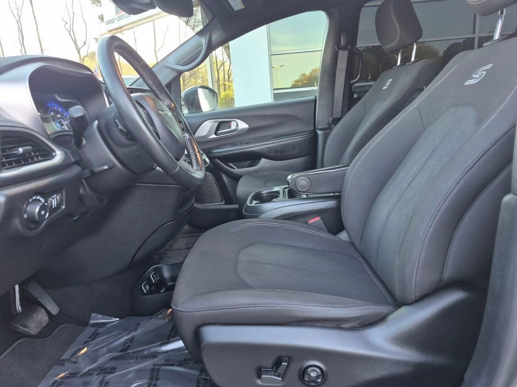 Used 2021 Chrysler Pacifica Touring w/ S Appearance Package image 2