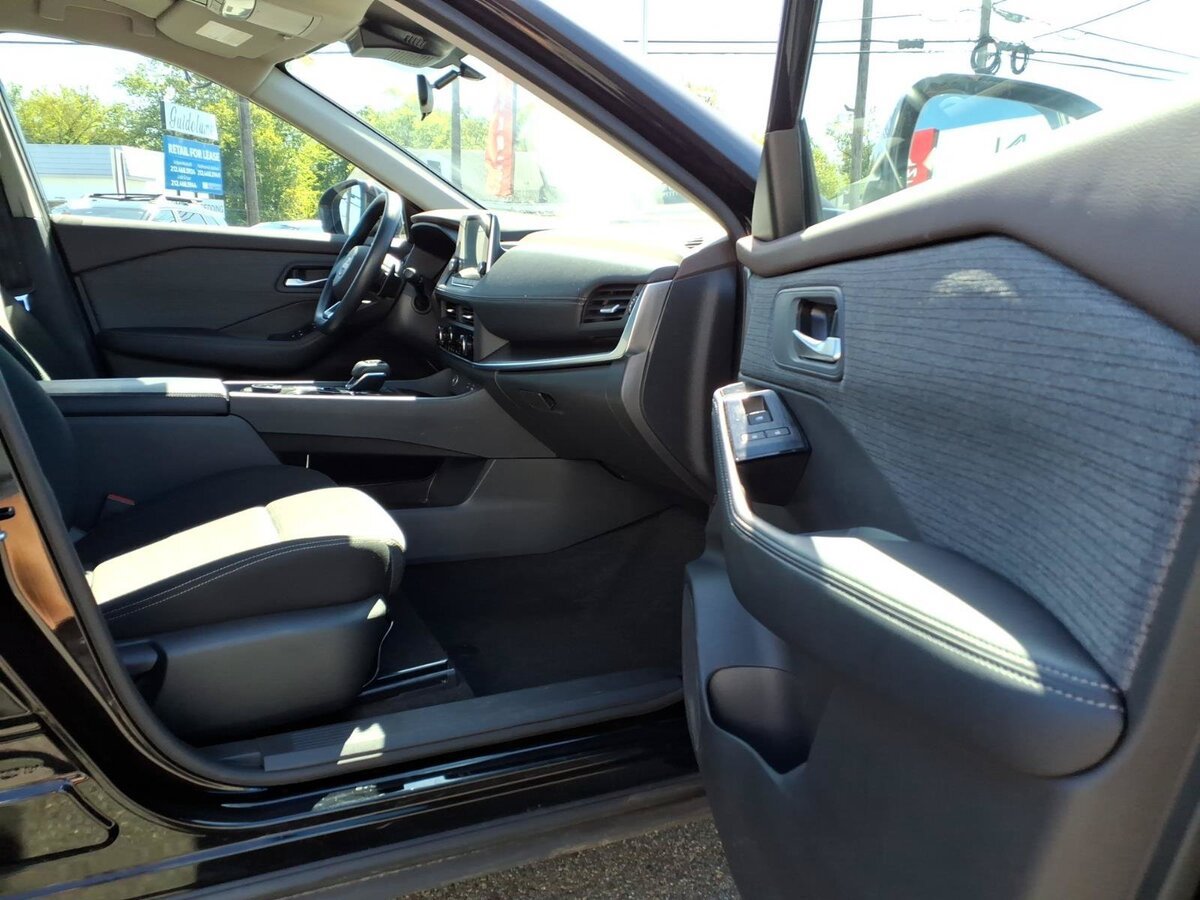 Used 2023 Nissan Rogue SV AWD/4WD image 15