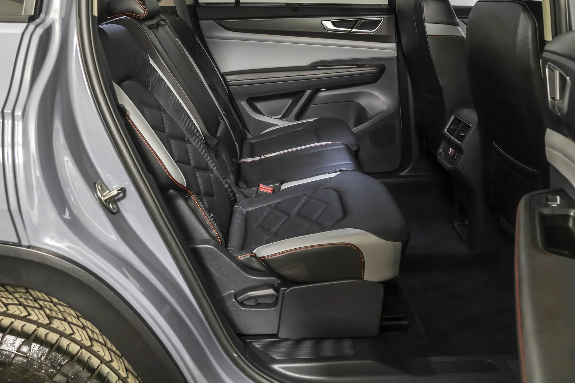 Used 2024 Volkswagen Atlas Peak Edition SE image 44