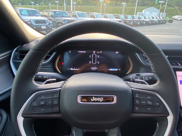 Used 2025 Jeep Grand Cherokee L Limited w/ Luxury Tech Group II AWD/4WD image 15