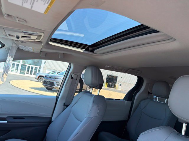 Used 2023 Toyota Sienna XLE w/ XLE Plus Package FWD image 17