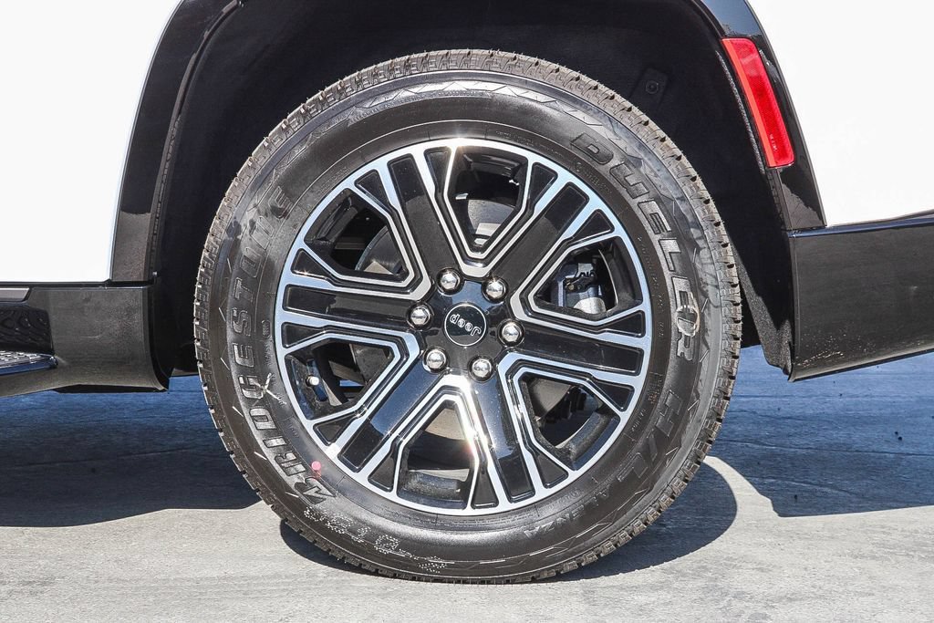 New 2026 Jeep Grand Wagoneer 4WD w/ HD Trailer Tow Package image 12