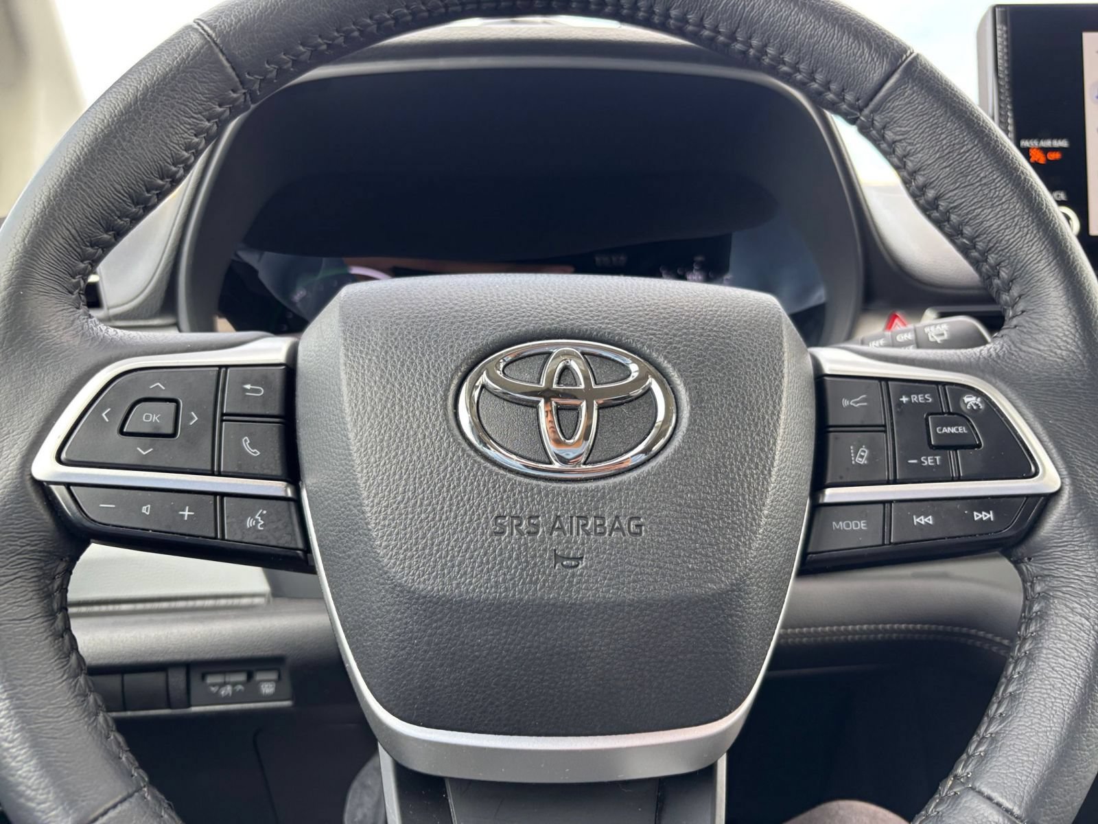 Used 2025 Toyota Sienna XLE FWD image 27
