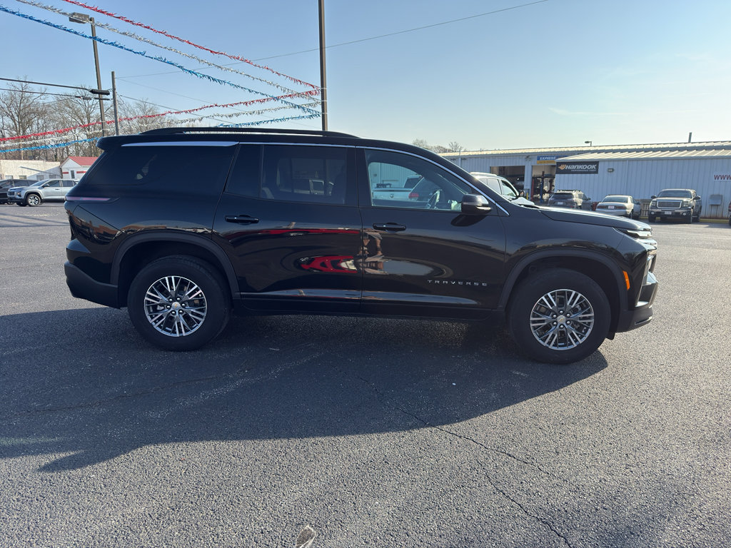 Used 2025 Chevrolet Traverse LT image 2