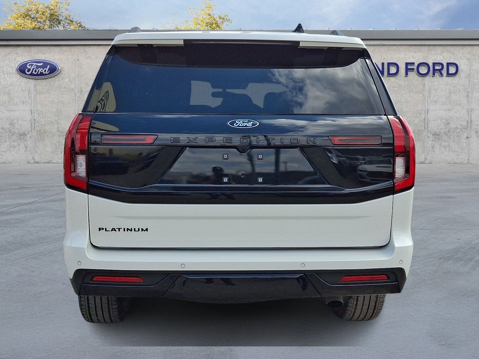 Used 2025 Ford Expedition Platinum w/ Stealth Performance Package image 5