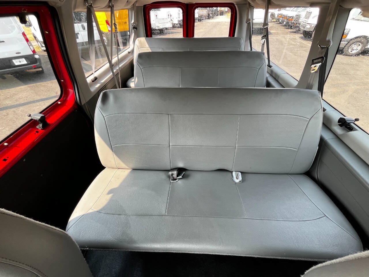 Used 2006 Ford E-350 and Econoline 350 Super Duty Wagon RWD image 13