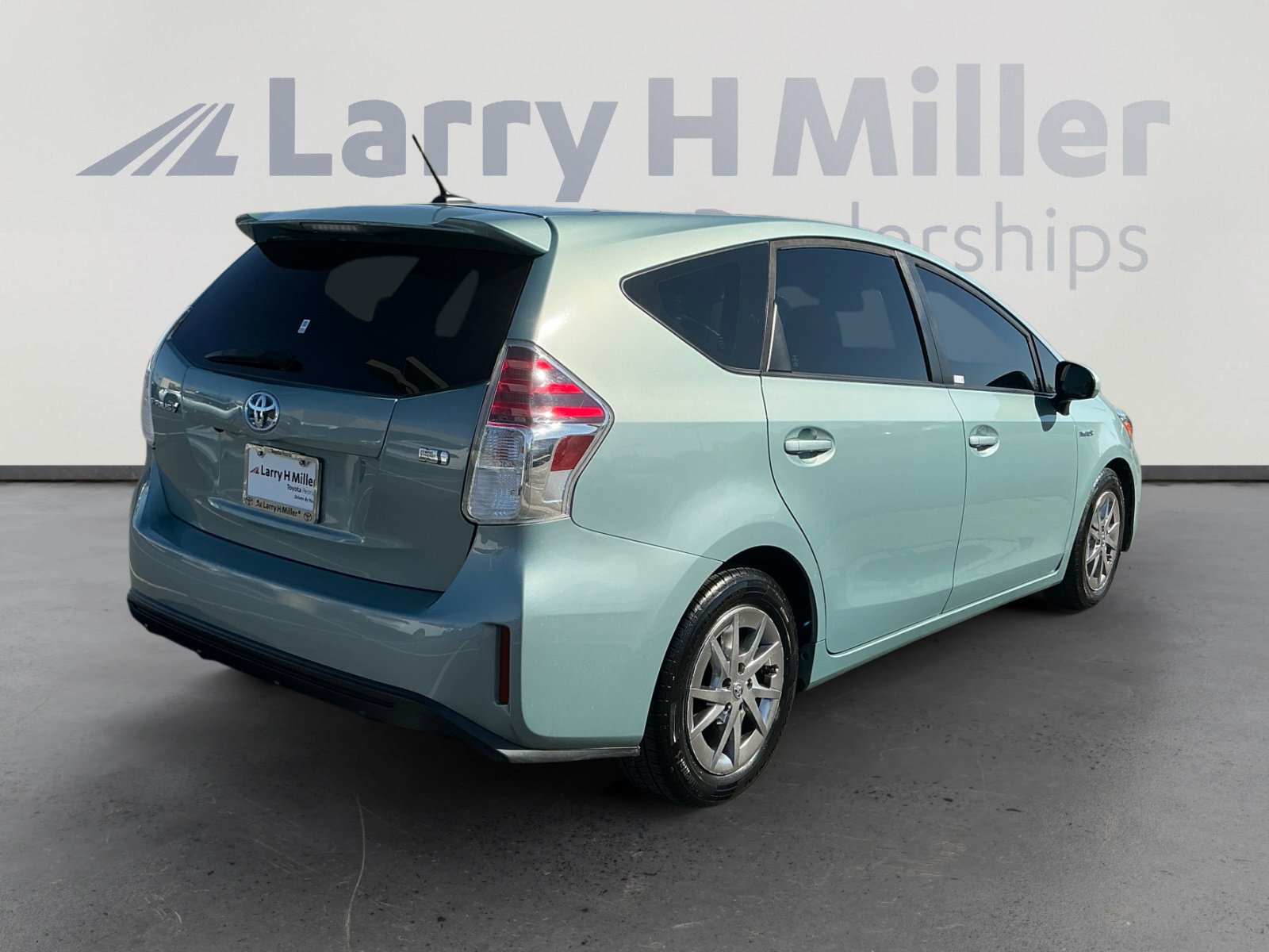Used 2017 Toyota Prius V Four w/ Carpet Mat Package image 5