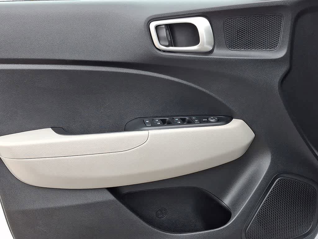 Certified 2025 Hyundai Venue SEL FWD image 11