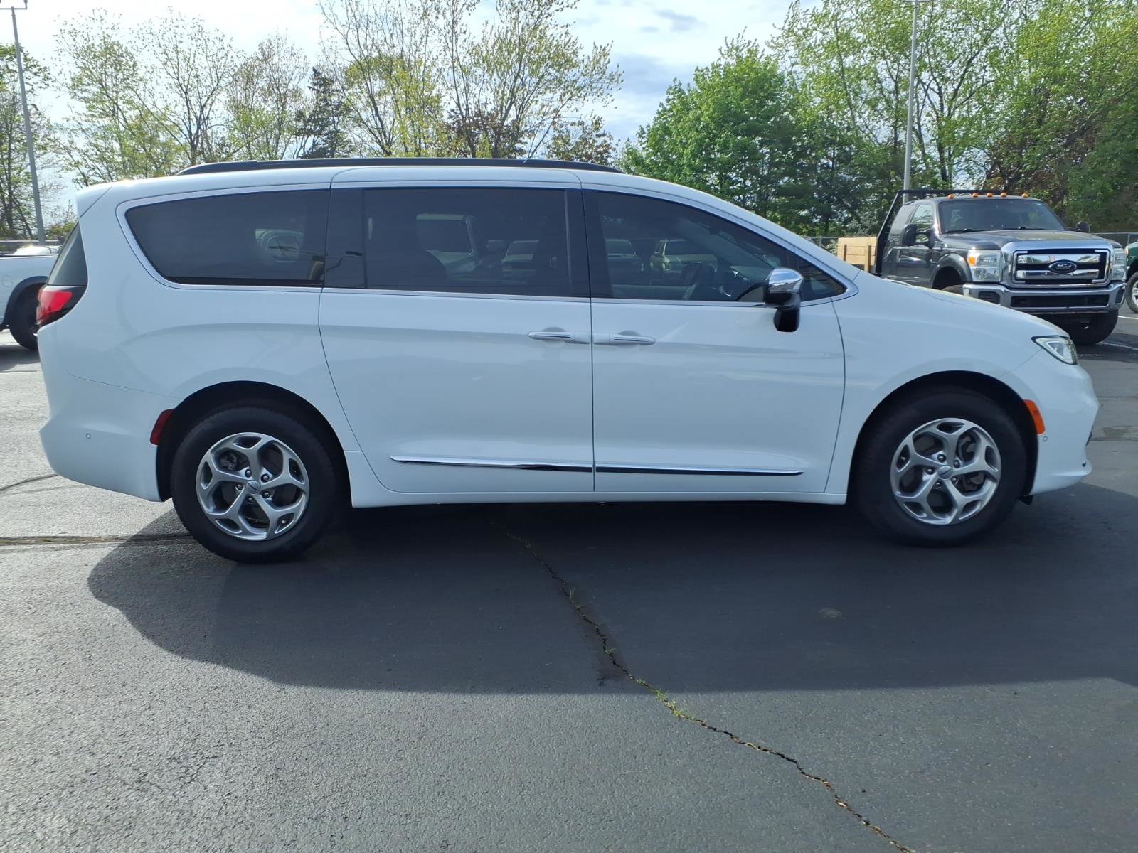 Used 2023 Chrysler Pacifica Limited AWD/4WD image 8