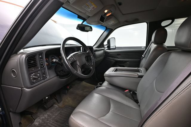 Used 2005 Chevrolet Silverado 2500 LS w/ Heavy-Duty Power Package AWD/4WD image 16