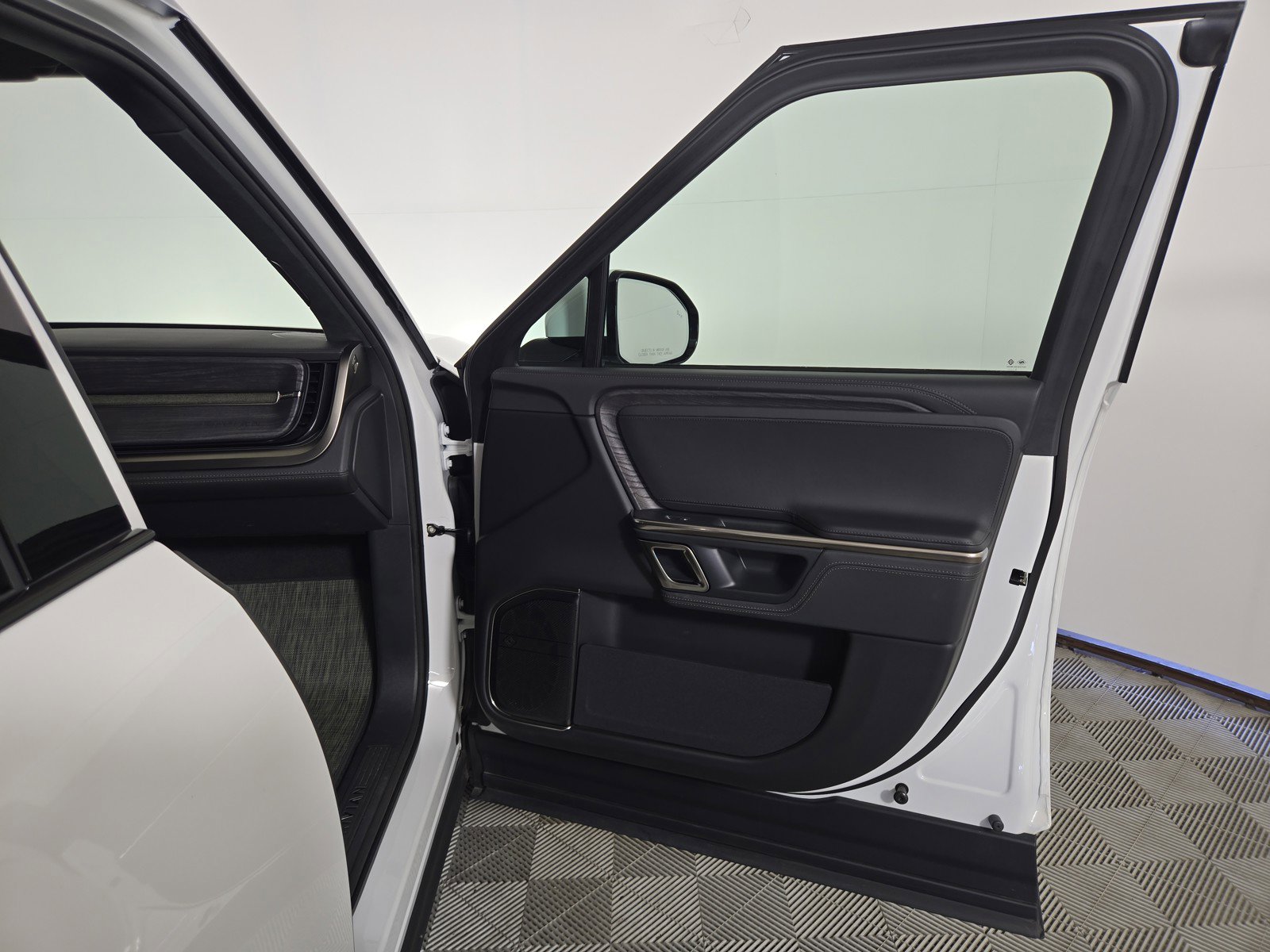Used 2023 Rivian R1S Adventure AWD/4WD image 18