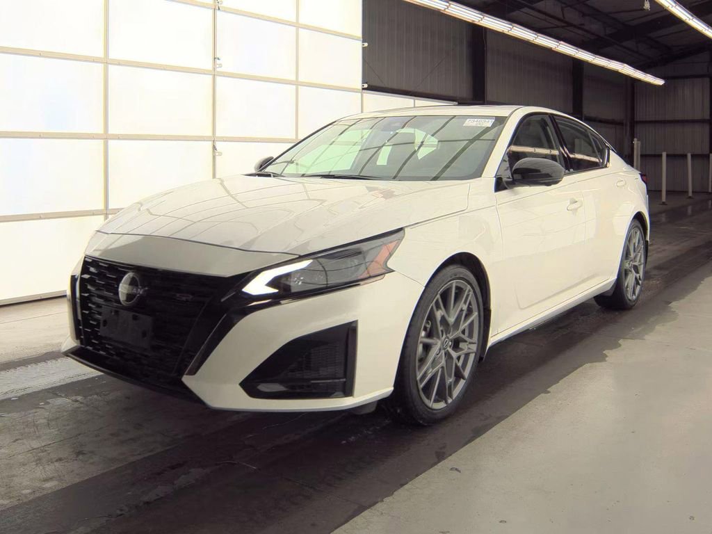 Used 2024 Nissan Altima 2.0 SR FWD image 1