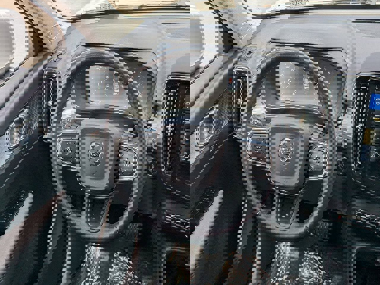 Used 2020 Volvo XC40 T4 Momentum w/ Protection Package Premier image 13