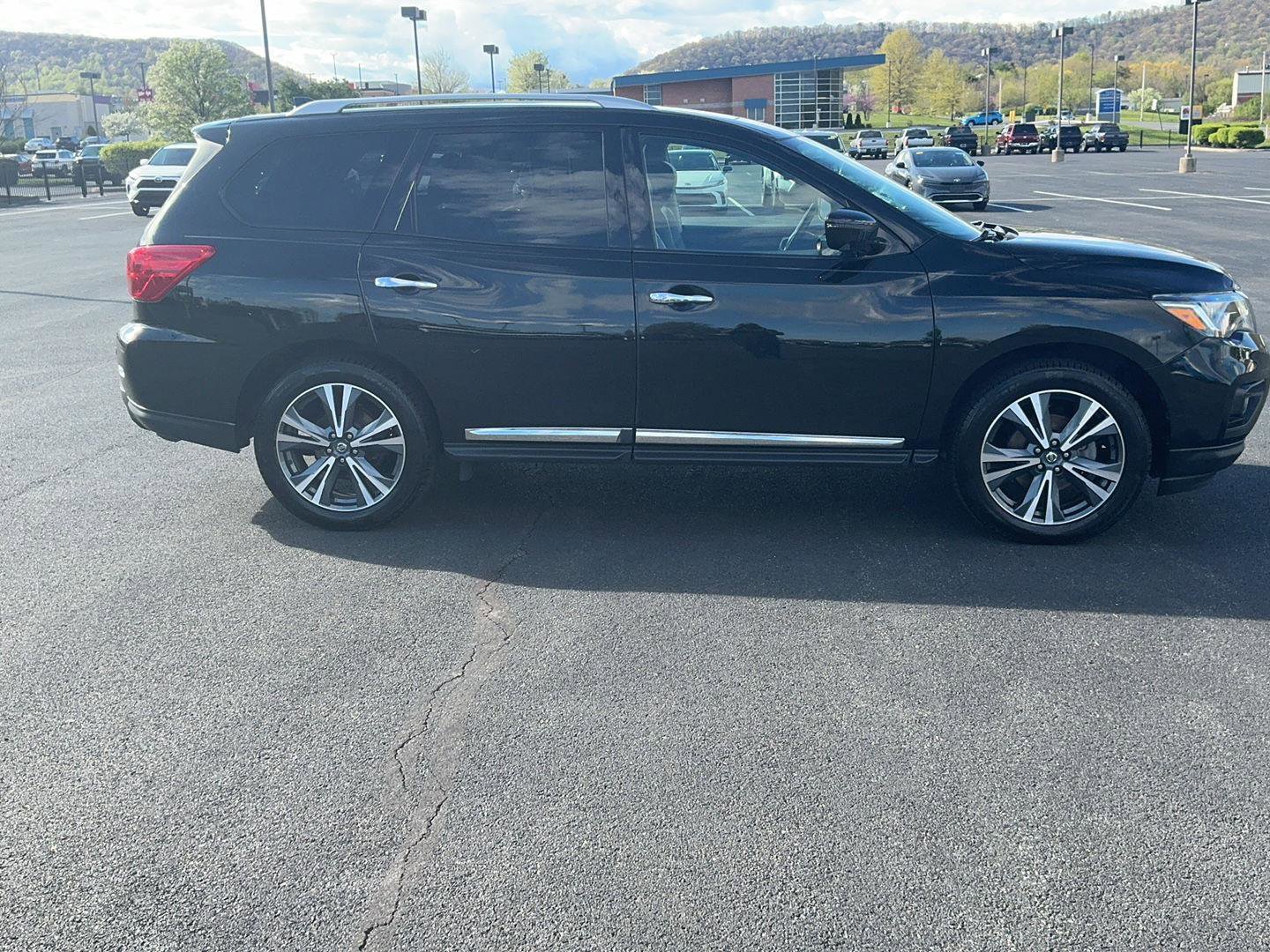 Used 2019 Nissan Pathfinder Platinum image 4