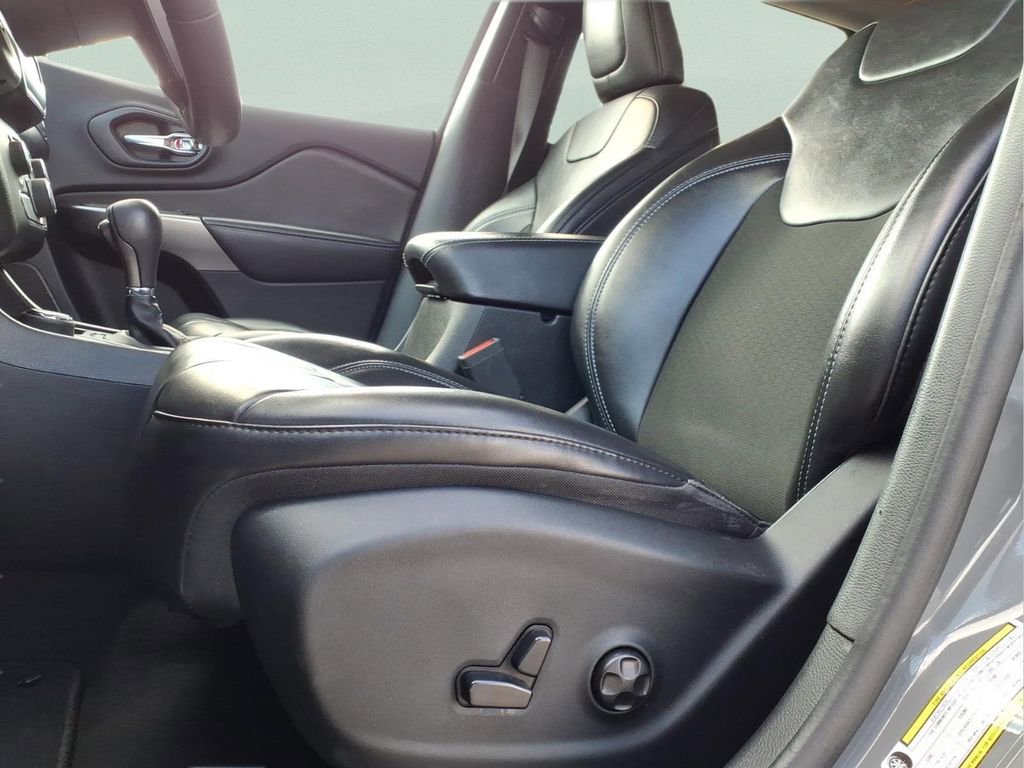 Used 2020 Jeep Cherokee Latitude Plus image 11