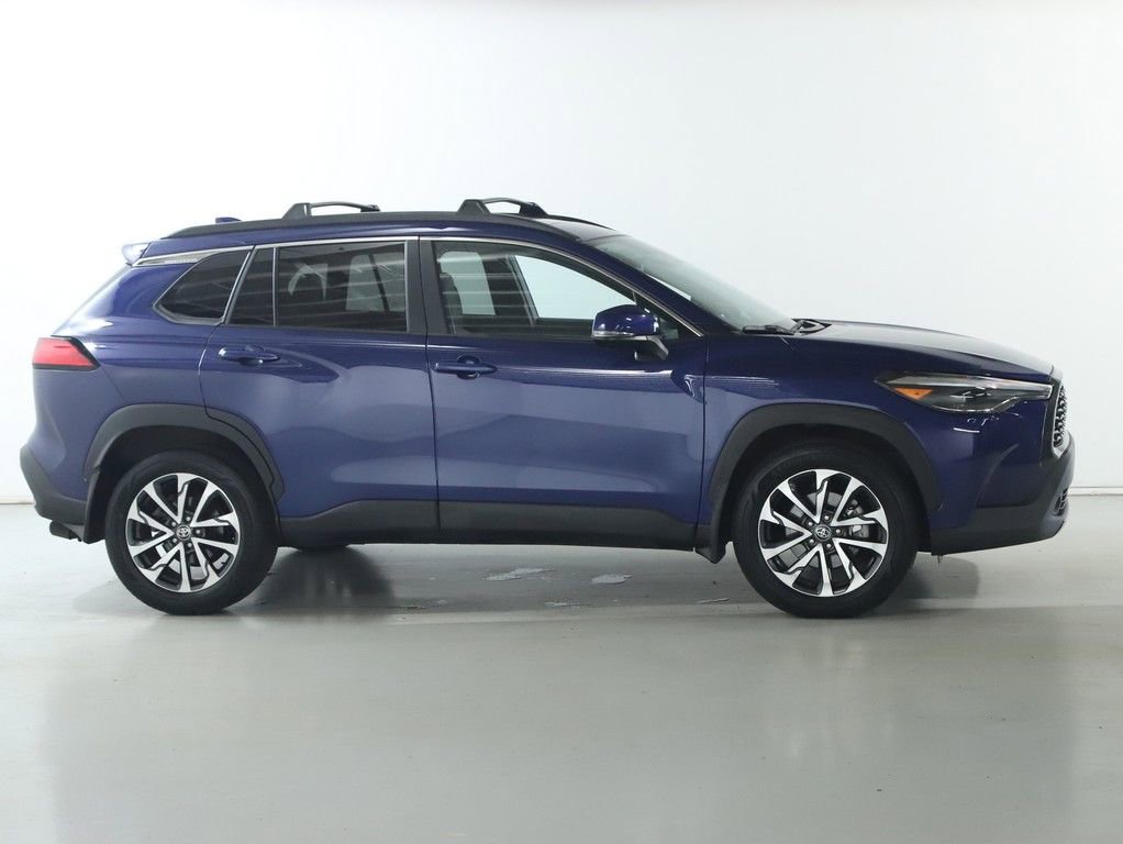 Used 2022 Toyota Corolla Cross XLE w/ Convenience Package AWD/4WD image 12