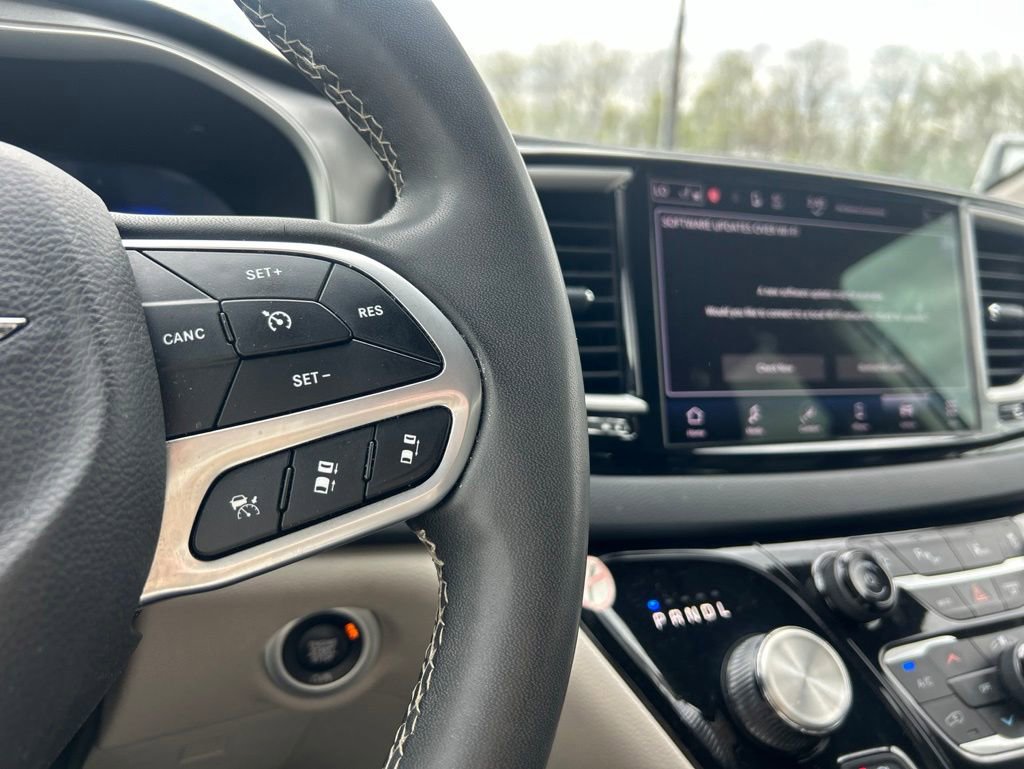Certified 2023 Chrysler Pacifica Touring-L FWD image 13
