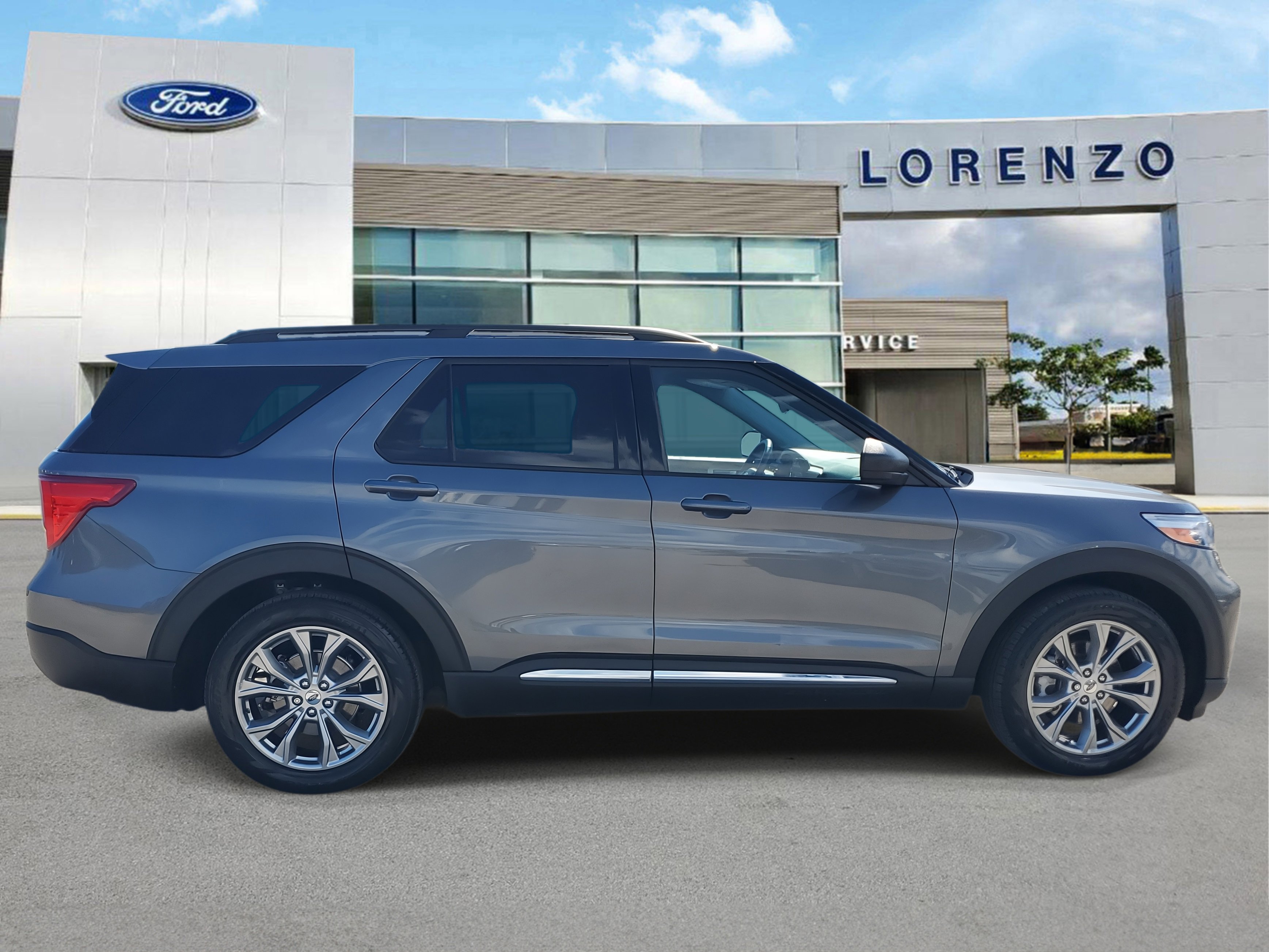 Used 2022 Ford Explorer XLT w/ Equipment Group 202A image 4